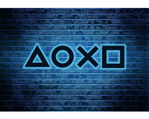Fototapete mit neonfarbenen PlayStation-Symbolen auf einer blau beleuchteten Backsteinwand, ideal für einen modernen Gaming-Bereich.