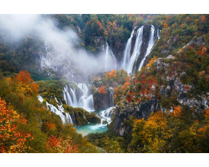 Fototapete der Plitvicer Seen in Kroatien, wo Wasserfälle durch einen üppigen Nationalpark fließen.