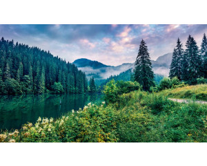 Der Rote See in Rumänien mit einem Fluss, der durch Berge und Wälder fließt, gerendert auf einer Fototapete.