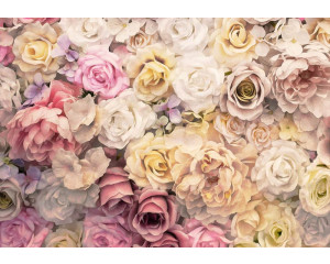 Fototapete mit bunten Rosen und Blumen in verschiedenen Schattierungen, lebendige und verspielte Blumen für einen frischen Look.