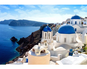 Fototapete von Santorin in Griechenland, mit einem Urlaubslook und blauen Dächern.