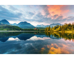 Eine atemberaubende Berglandschaft in der Slowakei mit majestätischen Bergen, die sich über einen kristallklaren See erheben.