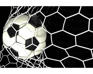 Fototapete eines Fußballs, der brillant im Tor landet, aufgenommen im Moment des Torerfolgs im Spiel.