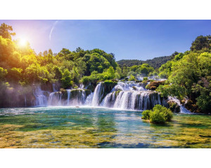 Fototapete des Wasserfalls Skradinski Buk im Krka-Nationalpark, wo das Wasser durch einen üppigen grünen Wald fließt.