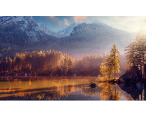 Ein spiegelnder See und majestätische Berge, perfekt eingefangen auf einer natürlich wirkenden Fototapete.