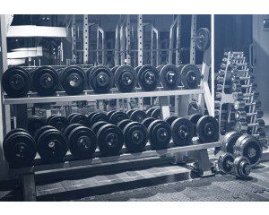 Fitnessstudio-Fototapete mit Gewichten und Hanteln, für einen coolen und motivierenden Look in einem Fitnessstudio.