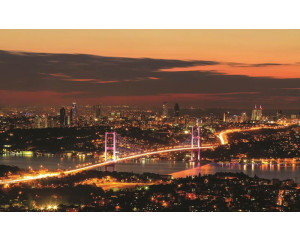 Fototapete, die eine beleuchtete Brücke bei Nacht zeigt, mit Reflexionen im Wasser.