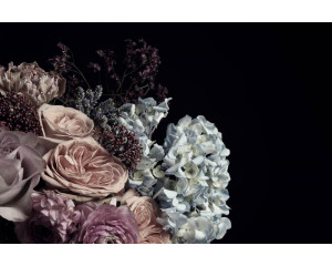 Ein stilvoller Blumenstrauß aus Rosen und Pfingstrosen, attraktiv dargestellt auf einer detaillierten Fototapete.