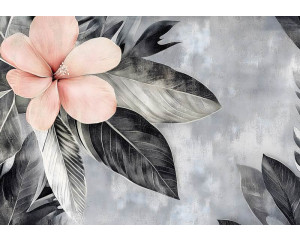 Fotobehang met een grote roze bloem in detail, omlijst door donkere bladeren op een neutrale achtergrond.