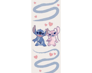 Het fotobehang toont Stitch & Angel samen in een dromerige setting met zachte pastelkleuren.