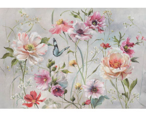 Fototapete mit Stockrosen und Schmetterlingen, dargestellt in einem farbenfrohen Gemälde von floraler Pracht.