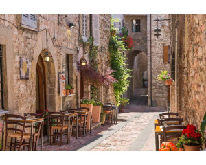 Fototapete einer charmanten Straße in Italien, mit historischer Architektur und engen Gassen.