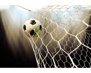 Fototapete eines Fußballs, der fest im Netz hängt, aufgenommen kurz nach einem perfekten Tor.