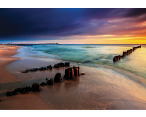 Sonnenuntergang am Strand, bunte Fototapete mit schönem Horizont und Meerblick.