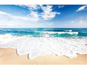 Strand und Meer, sommerlich gerendert auf einer Fototapete für eine frische und luftige Atmosphäre.