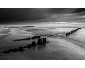 Schwarz-Weiß-Horizont, Fototapete des Meeres mit einem ruhigen und heiteren Sonnenuntergang.