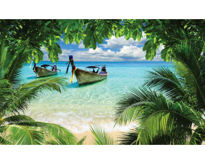 Tropische Insel mit Palmen, einem klaren blauen Meer und Booten, die auf dem Wasser schaukeln, Fototapete, die ein Urlaubsgefühl hervorruft.