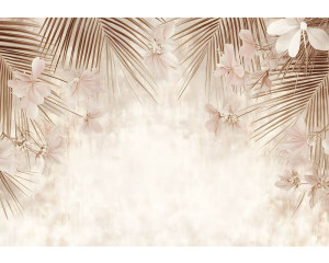 Fotobehang met tropische palmtakken en zachte bloemen in lichte tinten op een neutrale achtergrond.