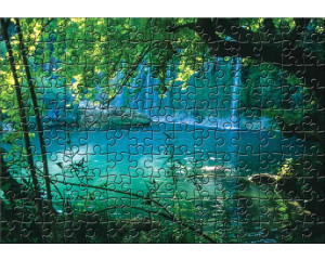 Fototapete eines türkisfarbenen Sees, mit einer puzzleartigen Darstellung von Dschungel, Wasserfall und Natur.