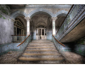 Fototapete für ein verlassenes Gebäude mit einer Industrietreppe, die eine raue und verwitterte Atmosphäre im Raum schafft.
