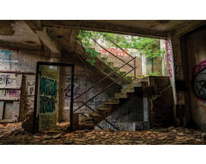 Verlassenes Treppenhaus in einem Industriegebäude, mit einem vernachlässigten und geheimnisvollen Blick auf dieser Fototapete.