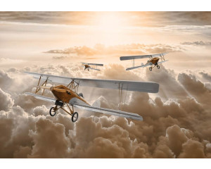 Flugzeuge, die über die Wolken fliegen, eingefangen auf einer Fototapete mit einem Doppeldecker.