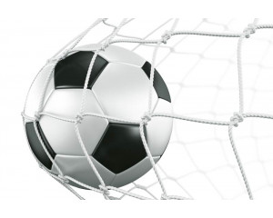 Fototapete eines Fußballs, der im entscheidenden Moment des Spiels kurz vor dem Tor landet.