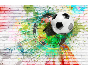 Fußballkunst im Graffiti-Stil auf einer traditionellen Backsteinmauer, perfekt für Sportfans mit urbanem Geschmack.