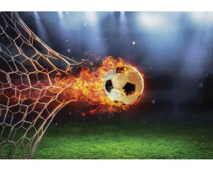 Fototapete eines Fußballschusses auf ein Tor mit brennendem Feuer, sportlich und energisch.