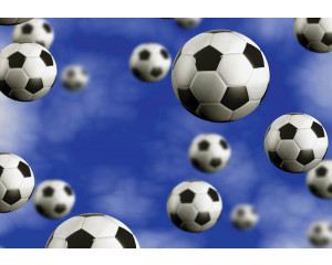 Fototapete mit blauen Fußbällen, die im Himmel schweben, auf einem sportlichen Hintergrund.