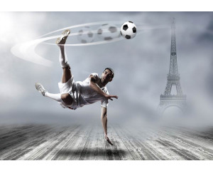 Fototapete eines Fußballers, der einen Fallrückzieher in Frankreich mit dem Eiffelturm im Hintergrund ausführt.