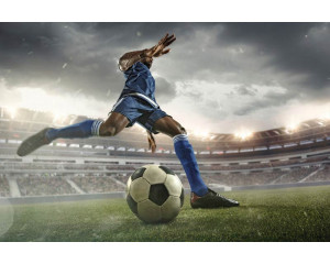 Fototapete eines aktiv spielenden Fußballspielers in einem großen Stadion, aufgenommen in einem entscheidenden Moment des Spiels.