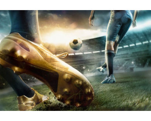 Fototapete von Fußballern, die aktiv in einem großen Stadion spielen, aufgenommen während eines spannenden Moments auf dem Spielfeld.