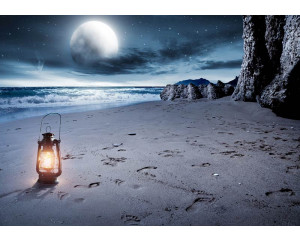 Fototapete von einem Vollmond über einem Strand und Meer, mit einer stimmungsvollen Laterne.
