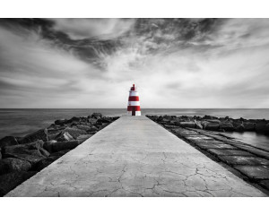 Fototapete eines Leuchtturms am Strand von Praia da Rocha, Algarve, mit dem Meer, das gegen die Küstenlinie plätschert.