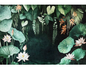 Fotobehang met waterlelies op een rustige vijver, omringd door tropisch groen en weelderige bladeren.