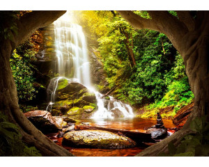 Diese farbenfrohe Fototapete zeigt verspielte Dinosaurier in einer lebendigen Landschaft, ideal für ein Kinderzimmer.