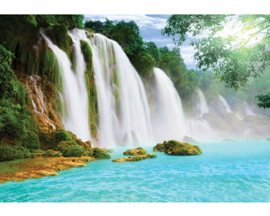 Fototapete mit einem Wasserfall im Dschungel, umgeben von dichter Vegetation.