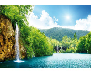 Wasserfall in einer Naturlandschaft, dargestellt auf einer Fototapete mit Bergen und einem Fluss.