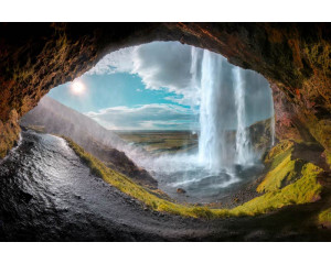 Fototapete mit einem magischen Wasserfall mit 3D-Effekt, der aus einer Höhle fließt und von der Sonne beleuchtet wird.