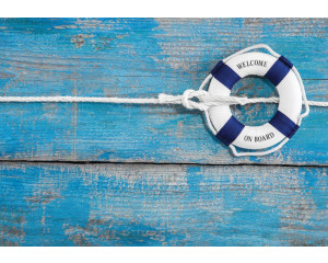 Fototapete einer Rettungsboje mit dem Text "Willkommen an Bord" und einem nautischen Thema, mit Meereselementen.