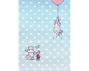 Winnie the Pooh Fototapete mit Pooh, der im Wald spazieren geht, ideal für ein Kinderzimmer.