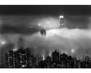 Fototapete von Wolkenkratzern bei Nacht, vor der Skyline von New York, mit dramatischen Wolken.