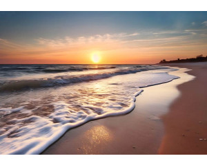 Eine schöne Fototapete von einem Strand bei Sonnenuntergang, mit dem weichen Sand und dem warmen Schein der untergehenden Sonne.