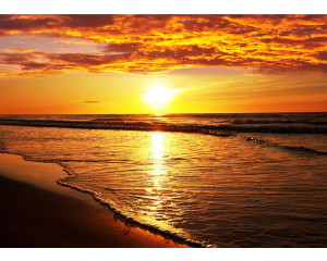 Fototapete von einem Strand Sonnenuntergang über dem Meer.