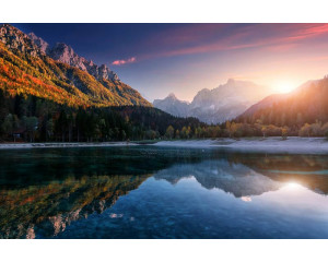 Sonnenuntergang an einem Bergsee, wo Berge und Natur die heitere Landschaft auf diesem Fotohintergrund bilden.