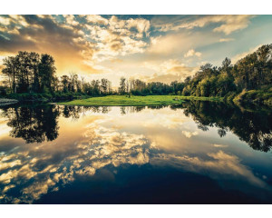 Fototapete eines Sonnenuntergangs an einem See, Landschaft in warmen Tönen.