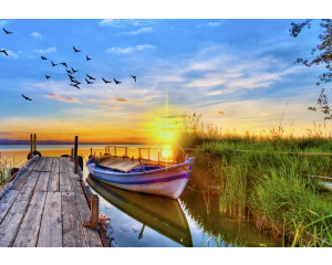 Sonnenuntergang an einem See, wo ein Steg ins Wasser führt, dargestellt auf einer Landschaftsfototapete.