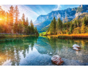 Fototapete eines ruhigen Sonnenuntergangs am Hintersee, mit einem malerischen Bergsee, der die warmen Abendfarben reflektiert, umgeben von hohen Bergen.