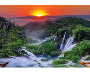 Fototapete von einem Berg Sonnenuntergang mit Wasserfällen und Natur.